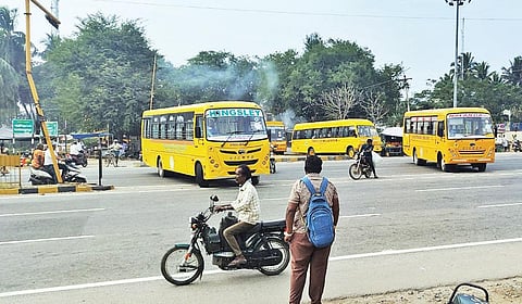 கிருஷ்ணகிரி - சென்னை தேசிய நெடுஞ்சாலையில் கந்திகுப்பம் கிராமத்தில் அச்சத்துடன் சாலையை கடக்கும் மக்கள்.
(கோப்பு படம்)