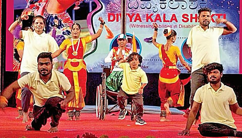 பெங்களூருவில் நடைபெற்ற ‘திவ்ய கலா சக்தி- மாற்றுத் திறனாளி களின் திறன்களைக் கண்டறிதல்’ என்ற தனித்துவமான நிகழ்ச்சியில் பங்கேற்ற கலைஞர்கள்.