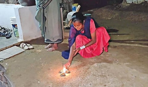 திருச்செங்கேடு நரிப்பள்ளத்தில் பெண்கள் தங்களது வீடுகளின் முன்பு விளக்கேற்றி வழிபாடு நடத்தினர்.