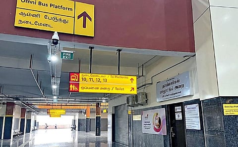 கிளாம்பாக்கம் பேருந்து முனையத்தில் தனியார் பேருந்துகளுக்கு ஒதுக்கப்பட்டுள்ள நடைமேடை. | படங்கள் - எம்.முத்துகணேஷ்