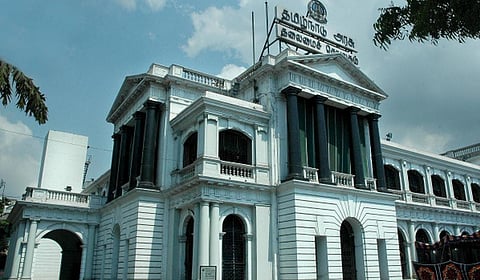 தமிழகத்தில் 32 ஐபிஎஸ் அதிகாரிகள் பணியிட மாற்றம்: 16 பேருக்கு பதவி உயர்வு வழங்கி தமிழக அரசு உத்தரவு