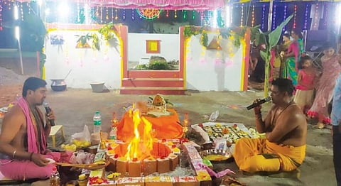 ஸ்ரீ காட்டம்மாராஜலு கோயில் குடமுழுக்கு விழாவை முன்னிட்டு கோயில் வளாகத்தில் கணபதி ஹோமம் நடைபெற்றது.