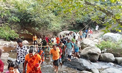 தொடர் மழை காரணமாக சதுரகிரிக்கு பக்தர்கள் செல்ல தடை