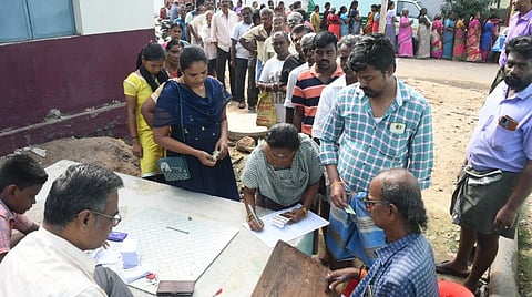 பொங்கல் பரிசு தொகுப்பு ரூ.1,000 பெறுவதற்கு டோக்கன் விநியோகம் தொடங்கியது