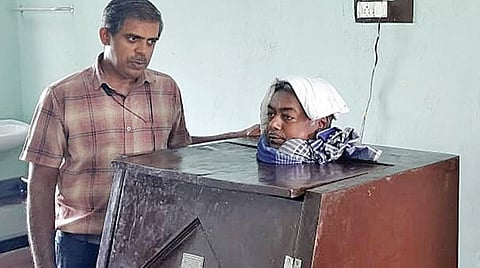 பிரான்மலை சித்த அரசு மருத்துவமனையில் நீராவி குளியல் சிகிச்சை அளிக்கும் மருத்துவர் சரவணன்.