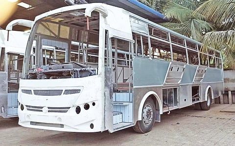 பெங்களூரு பகுதியில் பாடி கட்டும் பணி மேற்கொள்ளப்பட்டு வரும் ரூ.17 கோடியில் தயாராகும் அல்ட்ரா டீலக்ஸ் பிஆர்டிசி பேருந்து.