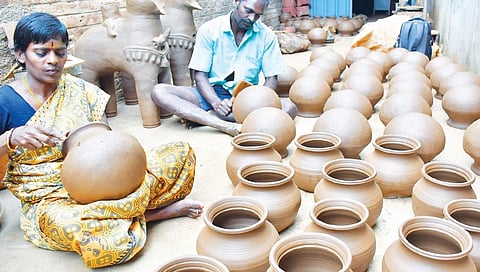 பொங்கல் பண்டிகை நெருங்கி வரும் நிலையில் விற்பனைக்காக வேலூர் சூளைமேடு பகுதியில் மண் பானைகளை செய்யும் பணியில் ஈடுபட்டுள்ள தம்பதி. | படம்: வி.எம்.மணிநாதன் |