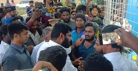 என் மண் என் மக்கள் யாத்திரையில் பாப்பிரெட்டிபட்டியில் உள்ள தேவாலயத்தில் பிரார்த்தனை செய்த பாஜக மாநிலத் தலைவர் அண்ணாமலை