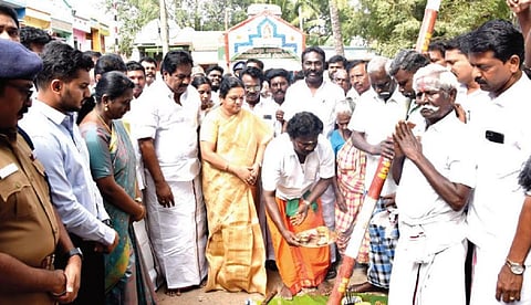 அவனியாபுரம் ஜல்லிக்கட்டு கால்கோள் விழாவைத் தொடங்கி வைத்த அமைச்சர் பி.மூர்த்தி. அருகில் மேயர் இந்திராணி, ஆணையர் லி.மதுபாலன் உள்ளிட்டோர்.