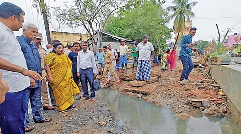 புதுச்சேரி பாவாணர் நகரில் மழைநீரில் சாக்கடை நீர் கலந்து வீடுகளுக்குள் புகுந்த இடங்களை பார்வையிட்ட துணைநிலை ஆளுநர் தமிழிசை.