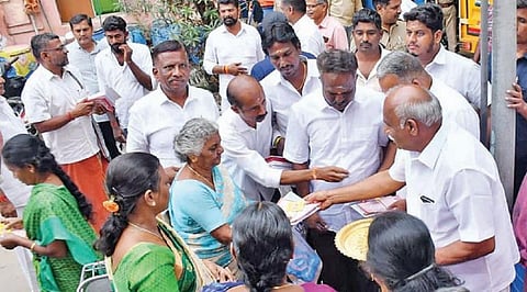 கோவை அம்மன் குளம் பகுதியில் வீடு வீடாக அட்சதை விநியோகிக்கும் பணியை தொடங்கிவைத்த இந்து முன்னணி மாநில தலைவர் காடேஸ்வரா சி.சுப்ரமணியம் உள்ளிட்டோர்.