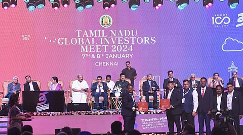 சென்னையில் நடைபெற்ற உலக முதலீட்டாளர் மாநாட்டின் நிறைவு நாளில் முதல்வர் ஸ்டாலின் முன்னிலையில், அதானி குழுமத்துடன் புரிந்துணர்வு ஒப்பந்தம் கையெழுத்தானது.படம்: எஸ்.சத்தியசீலன்