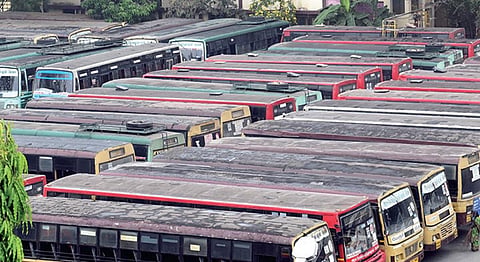 கோவை கிளையில் 1,200-ல் இருந்து 710 ஆக குறைந்த பேருந்துகள் - தொழிலாளர்கள் பற்றாக்குறையால் தள்ளாட்டம்