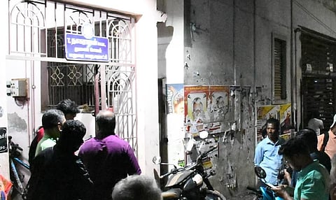 மதுரையில் தாக்குதல் நடத்தப்பட்ட துணை மேயர் வீடு