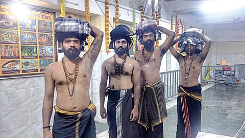 சென்னை மடிப்பாக்கத்தில் அமைந்துள்ள ஐயப்பன் கோயிலுக்கு சுவாமி தரிசனத்துக்காக வருகை தந்தபக்தர்கள் .