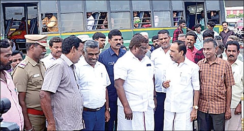 விழுப்புரம் புதிய பேருந்து நிலையத்தில் நேற்று ஆய்வு மேற்கொண்ட போக்குவரத்துத் துறை அமைச்சர் எஸ்.எஸ்.சிவசங்கர். உடன், புகழேந்தி எம்எல்ஏ உள்ளிட்டோர்.