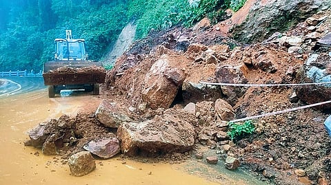 உதகை மலைப்பாதையில் குன்னூர் - மேட்டுப்பாளையம் இடையே நந்தகோபால் பாலம் பகுதியில் விழுந்துகிடக்கும் பாறைகள்.
