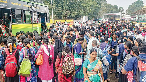 தஞ்சாவூர் பழைய பேருந்து நிலையத்தில் நேற்று காலை அரசு நகர பேருந்துகள் இல்லாததால் புதிய பேருந்து நிலையம் செல்லும் மினி பேருந்தில் முண்டியடித்து ஏறிய கல்லூரி மாணவர்கள், பொதுமக்கள்.
| படம்: ஆர்.வெங்கடேஷ் |
