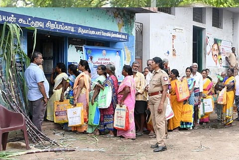 மதுரை பாண்டியன் கூட்டுறவு சிறப்பங்காளி செல்லூர் பகுதியில் மற்றும் போலீஸ் பாதுகாப்புடன் பொங்கல் பரிசு தொகுப்பு வாங்க காத்திருக்கும் குடும்ப அட்டைதாரர்கள். படம்: எஸ்.கிருஷ்ணமூர்த்தி