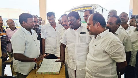 வேலூர் புதிய பேருந்து நிலையத்தில் ஆய்வு செய்த போக்குவரத்துத் துறை அமைச்சர் எஸ்.எஸ்.சிவசங்கர். அருகில், சட்டப்பேரவை உறுப்பினர்கள் நந்தகுமார், கார்த்திகேயன் உள்ளிட்டோர்.
