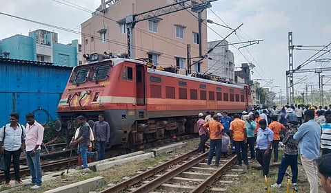 எழும்பூர் ரயில் நிலையம் அருகே ரயில் இன்ஜின் தடம் புரண்டது