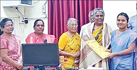 கொடிக்குளம் அரசுப் பள்ளிக்கு தானம் அளித்த நிலத்துக்கான ஆவணத்தை மதுரை முதன்மைக் கல்வி அலுவலர் கா.கார்த்திகாவிடம் ஒப்படைத்த வங்கி பெண் ஊழியர் ஆயி என்ற பூரணம்.
