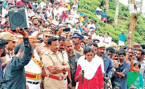 பந்தலூரில் போராட்டத்தில் ஈடுபட்ட மக்களிடம் பேச்சுவார்த்தை நடத்திய மாவட்ட ஆட்சியர் மு.அருணா, காவல் கண்காணிப்பாளர் ப.சுந்தரவடிவேலு. | கோப்பு படம்
