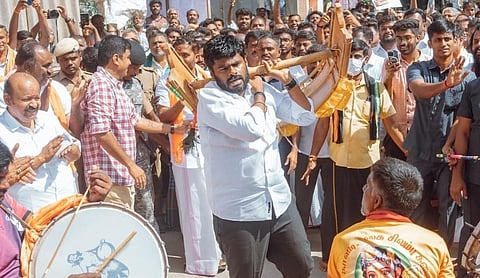 ராயக்கோட்டையில் காவடி எடுத்து ஆடி தொண்டர்களை பாஜக மாநிலத் தலைவர் அண்ணாமலை உற்சாகப்படுத்தினார்.
