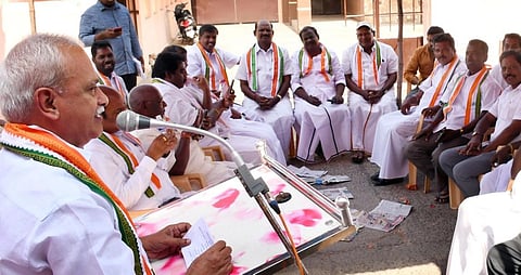 புதுச்சேரி காலாப்பட்டில் மீனவ காங்கிரஸ் சார்பில் கண்டன ஆர்ப்பாட்டம் நடந்தது.