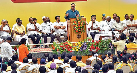 வேலூரில் பாமக சார்பில் நடைபெற்ற சாதிவாரி மக்கள் தொகை கணக்கெடுப்பு கருத்தரங்கில் பேசும் பாட்டாளி மக்கள் கட்சி தலைவர் அன்புமணி ராமதாஸ்.படம்: வி.எம்.மணிநாதன்.