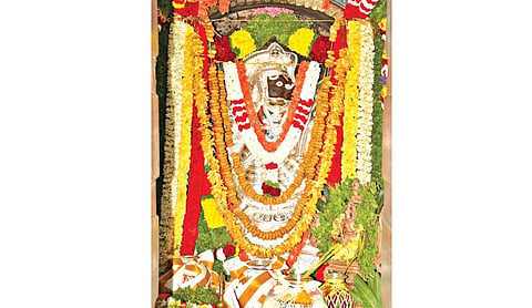 அனுமன் ஜெயந்தியை முன்னிட்டு, கிருஷ்ணகிரி காட்டுவீர ஆஞ்சநேயர் கோயிலில், வெள்ளிக் கவச அலங்காரத்தில் பக்தர்களுக்கு சேவை சாதித்த சுவாமி.