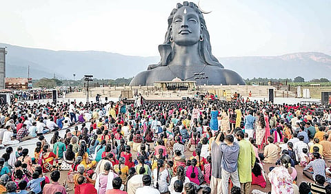 கோவை ஈஷா வளாகத்தில் ஆதியோகி முன்பு திரண்டிருந்த பக்தர்கள். (கோப்பு படம்)
