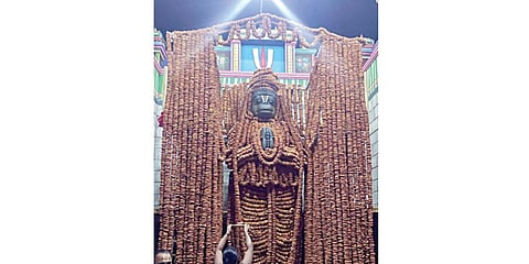 அனுமன் ஜெயந்தியை முன்னிட்டு 1 லட்சத்து 8 வடைகளால் அலங்கரிக்கப்பட்டு, பக்தர்களுக்கு அருள்பாலித்த நாமக்கல் ஆஞ்சநேயர்.
