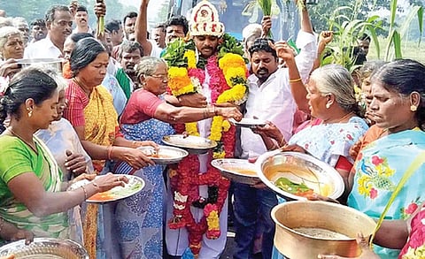 பாளையங்கோட்டை சிறையில் இருந்து விடுதலையான மேல்மா சிப்காட் எதிர்ப்பு விவசாயிகள் இயக்க ஒருங்கிணைப்பாளர் அருள் ஆறுமுகத்தை ஆரத்தி எடுத்து வரவேற்ற பெண்கள்.