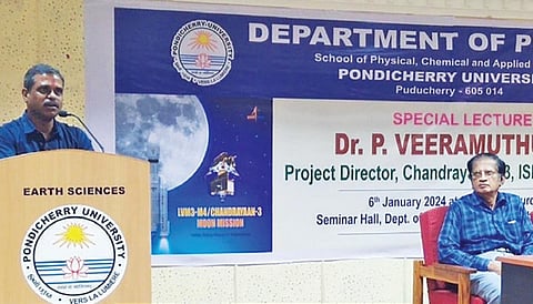 புதுச்சேரி பல்கலைக்கழகத்தில் நடைபெற்ற சிறப்பு கருத்தரங்கத்தில் உரையாற்றும் இஸ்ரோ சந்திரயான் 3 திட்ட இயக்குநர் வீரமுத்துவேல்.