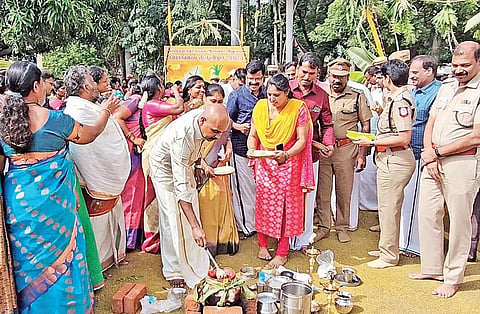 கோவை மாநகர காவல் ஆணையர் அலுவலக வளாகத்தில் நடந்த சமத்துவ பொங்கல் விழாவில் பங்கேற்று பொங்கல் வைத்த காவல் ஆணையர் வே.பாலகிருஷ்ணன். அருகில் துணை ஆணையர்கள் உள்ளிட்டோர்.