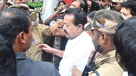 பொன்முடி, அவரது மனைவி கீழமை நீதிமன்றத்தில் சரணடைய விலக்கு: மேல்முறையீட்டு மனு மீது உச்ச நீதிமன்றம் உத்தரவு