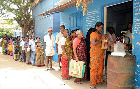 நியாய விலைக் கடைகளில் துவரம் பருப்பு, பாமாயில் நிறுத்தமா?- ஓபிஎஸ் கண்டனம்