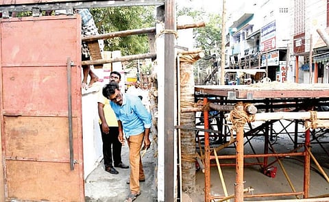 அவனியாபுரம் ஜல்லிக்கட்டில் காளைகள் விரைவாகவும், பாதுகாப்பாகவும் செல்ல வாடிவாசலுக்கு பொருத்தப்பட்டுள்ள புதிய கதவு. படம்: எஸ்.கிருஷ்ணமூர்த்தி