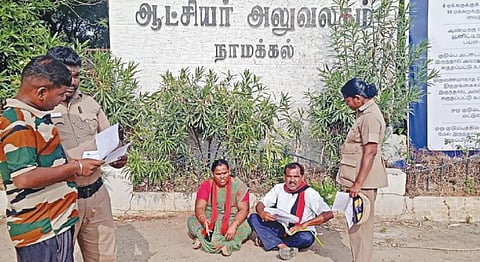 உயிருக்கு ஆபத்து இருப்பதாகக் கூறி, நாமக்கல் ஆட்சியர் அலுவலகம் முன்பு கணவர் முருகேசனுடன் தர்ணாவில் ஈடுபட்ட ஒன்றியக் கவுன்சிலர் தமிழ்ச்செல்வியிடம் பேச்சுவார்த்தை நடத்திய பெண் காவலர்.