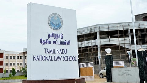 சிறுநீர் கலந்த குளிர்பானத்தை குடிக்க வைத்த விவகாரம்: திருச்சி தேசிய சட்டப் பல்கலை. மாணவர்கள் 2 பேர் சஸ்பெண்ட்