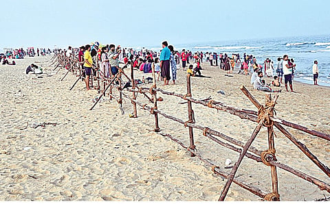 காணும் பொங்கலை முன்னிட்டு, சென்னை மெரினா கடற்கரைக்கு வரும் பொதுமக்கள் கடலில் செல்வதை தடுக்க கரையோரம் தடுப்பு அமைக்கப்பட்டுள்ளது.
| படங்கள்: எஸ்.சத்தியசீலன் |