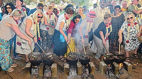 தஞ்சாவூர் அருகே நாஞ்சிக்கோட்டையில் நேற்று நடைபெற்ற சுற்றுலாப் பொங்கல் விழாவில், மண் பானையில் பொங்கல்வைத்து மகிழ்ந்த வெளிநாட்டு சுற்றுலாப் பயணிகள். படம்: ஆர்.வெங்கடேஷ்