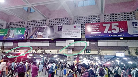 புறநகர் ரயில் நிலையத்தில் பெரிய டிஜிட்டல் காட்சி பலகை அகற்றம்: தகவல் அறிய முடியாமல் தவிக்கும் பயணிகள் @ சென்னை