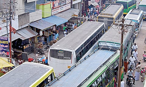 உத்திரமேரூர் சாலையில் ஊர்ந்து செல்லும் பேருந்துகள்.