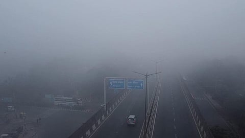 டெல்லியை வாட்டும் குளிர் - 17 விமானங்கள் ரத்து; ரயில் சேவை கடுமையாக பாதிப்பு