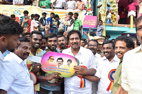 சிறந்த மாடுபிடி வீரர் பிரபாகரன்