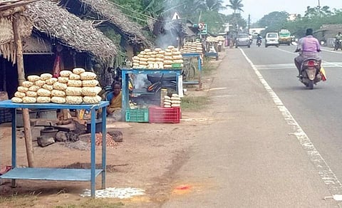 புதுக்கோட்டை மாவட்டம் ஆதனக்கோட்டையில் சாலையோரத்தில் உள்ள ஒரு கடையில் விற்பனைக்காக அடுக்கி வைக்கப்பட்டுள்ள முந்திரி பருப்பு.படம்: கே.சுரேஷ்