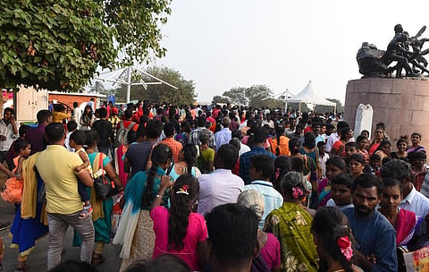 சென்னை, புறநகரில் களைகட்டிய பொங்கல், மாட்டு பொங்கல்: கோயில்கள், சுற்றுலா தலங்களில் மக்கள் குவிந்தனர்