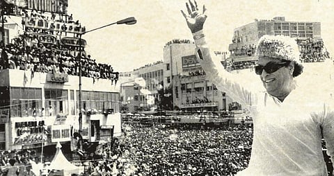 1980-ல் தமிழக முதல்வராக பதவிேயற்றேபாது மக்கள் கூட்டத்தைப் பார்த்து
கையைசக்கிறார்.